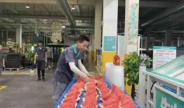 工人车间吃瓜,工人夏日消暑新风尚