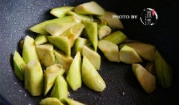 吃瓜的样子真好,品味生活真谛