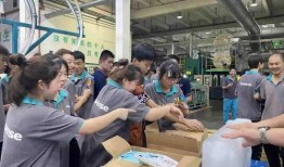 工人车间吃瓜,工人夏日消暑新风尚