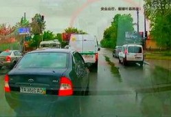 吃瓜闯红灯,闯红灯引发的安全警示