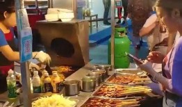 逛夜市吃瓜,美食之旅尽享人间烟火气