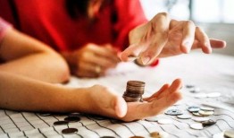 星巴克女孩吃瓜