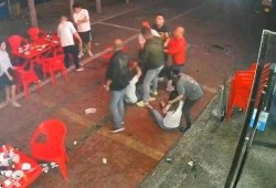 唐山事件吃瓜群殴女子,吃瓜群众背后的真相与反思