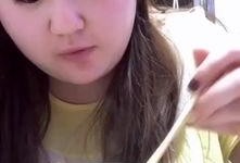 彤彤妹妹吃瓜,彤彤妹妹的甜蜜瓜果时光