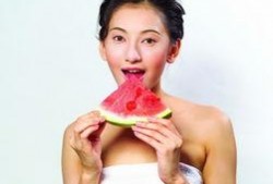 美女高清吃瓜图片大全,美女们吃瓜的瞬间魅力