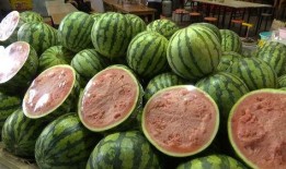 英国吃瓜两个人吃瓜视频,甜蜜互动引网友热议