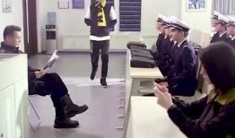 穿制服的人吃瓜,揭秘穿制服人群的“吃瓜”瞬间