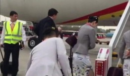 海航空姐吃瓜视频,揭秘空中服务员的日常生活瞬间